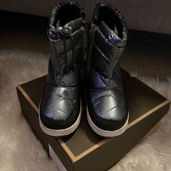 Toddler size 13 snow boots - Picture 2 of 5